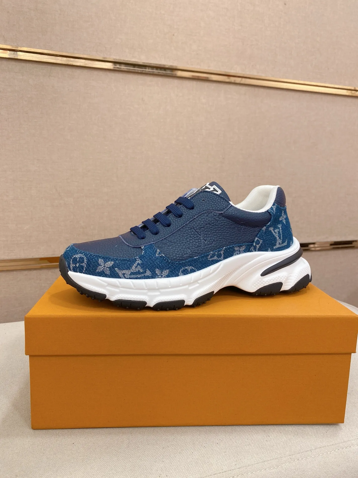 Men's shoes 442💰louis vuitton (Louis Vuitton/lv)🔍🔍The new counters are on sale at the same time. The uppers are imported from Italy. ⃣️Re-engraved🇮🇹💪💪, ⚠Sole: The original sole is specially provided by the original factory, the exclusive movable molded sole is super comfortable, ⚠Original and single goods 🔍high quality, you can enter and leave the counter at will, welcome to compare⚠. Code number: 38-44 (45/customized, non-refundable)